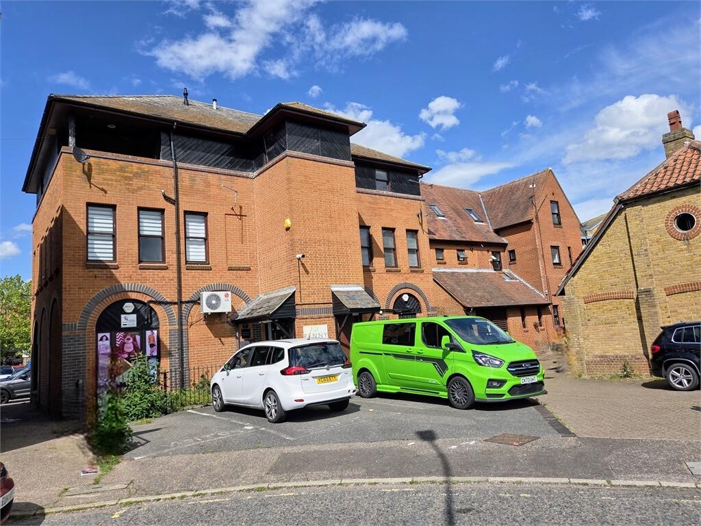 2 bed Apartment for rent in . From Castle Estate Agents - Leigh-On-Sea