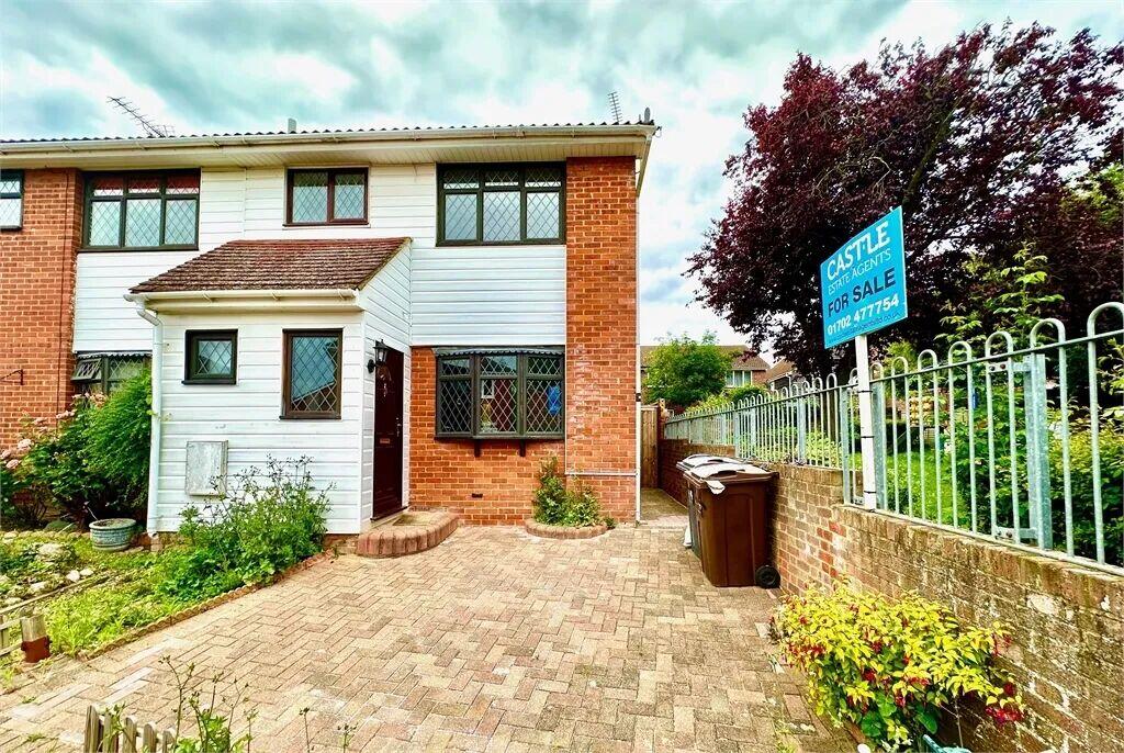 3 bed Semi Detached for rent in Chelmsford. From Castle Estate Agents - Leigh-On-Sea