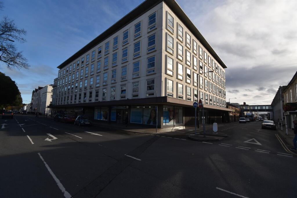 3 bed 1st Floor Flat for rent in Royal Leamington Spa. From Handles Property - Leamington