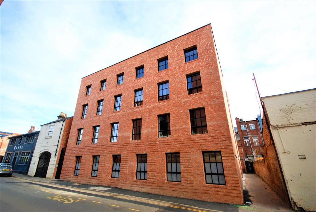 1 bed Private Halls for rent in Royal Leamington Spa. From Handles Property - Leamington