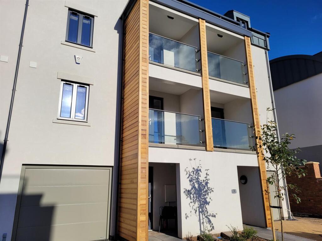 4 bed Detached for rent in Blackdown. From Handles Property - Leamington 4 bed Detached for rent in Blackdown. From Handles Property - Leamington