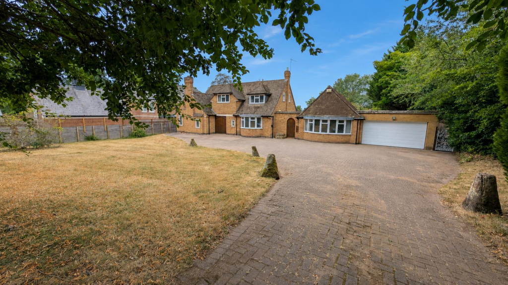 3 bed Detached for rent in Warwick. From Handles Property - Leamington