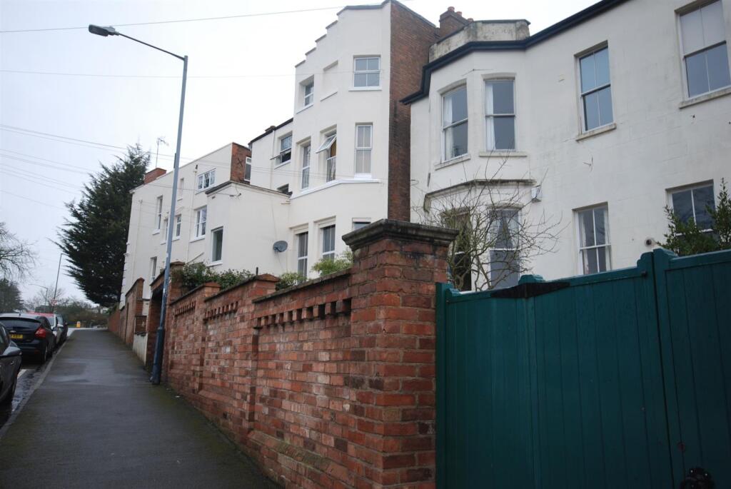 4 bed Apartment for rent in Royal Leamington Spa. From Handles Property - Leamington 4 bed Apartment for rent in Royal Leamington Spa. From Handles Property - Leamington