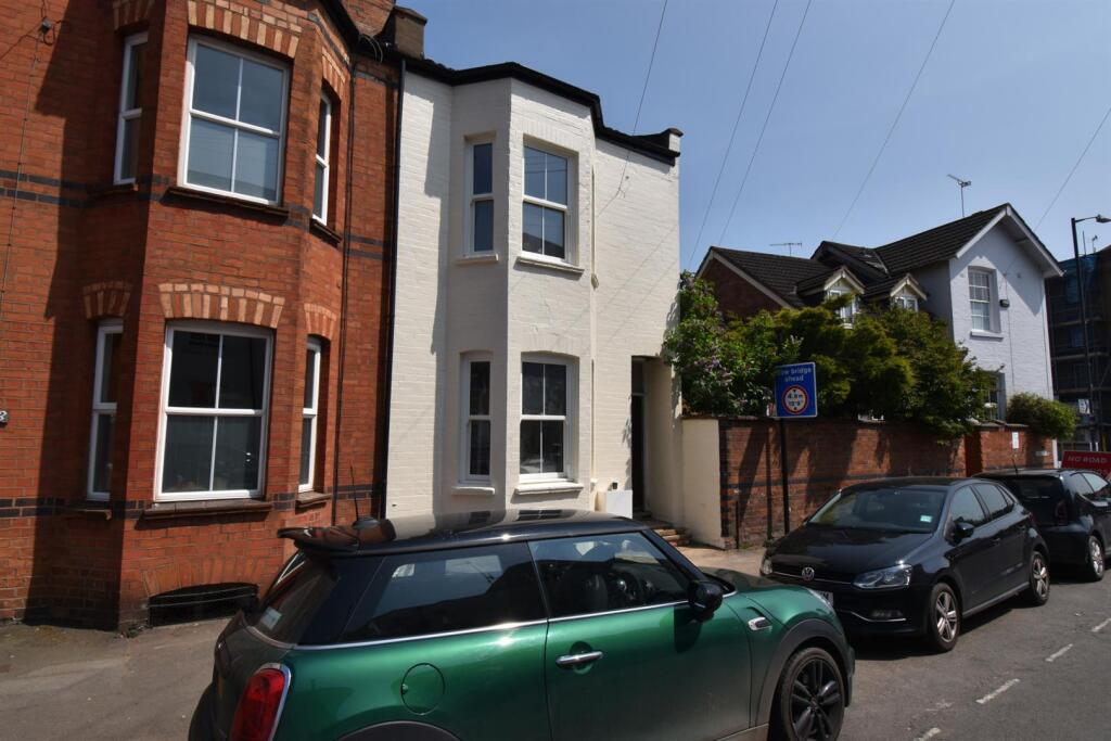 6 bed Detached for rent in Whitnash. From Handles Property - Leamington