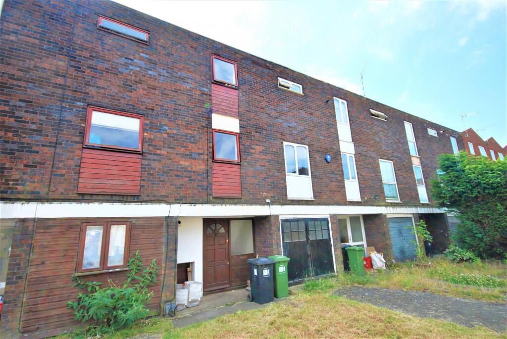 5 bed Detached for rent in Whitnash. From Handles Property - Leamington