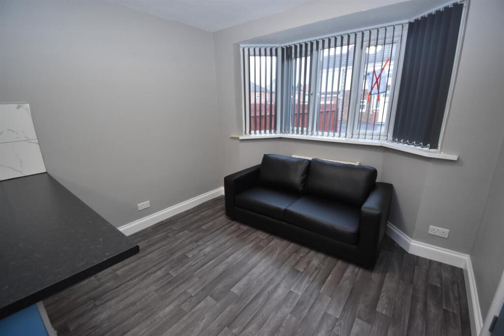 4 bed Private Halls for rent in Whitnash. From Handles Property - Leamington 4 bed Private Halls for rent in Whitnash. From Handles Property - Leamington