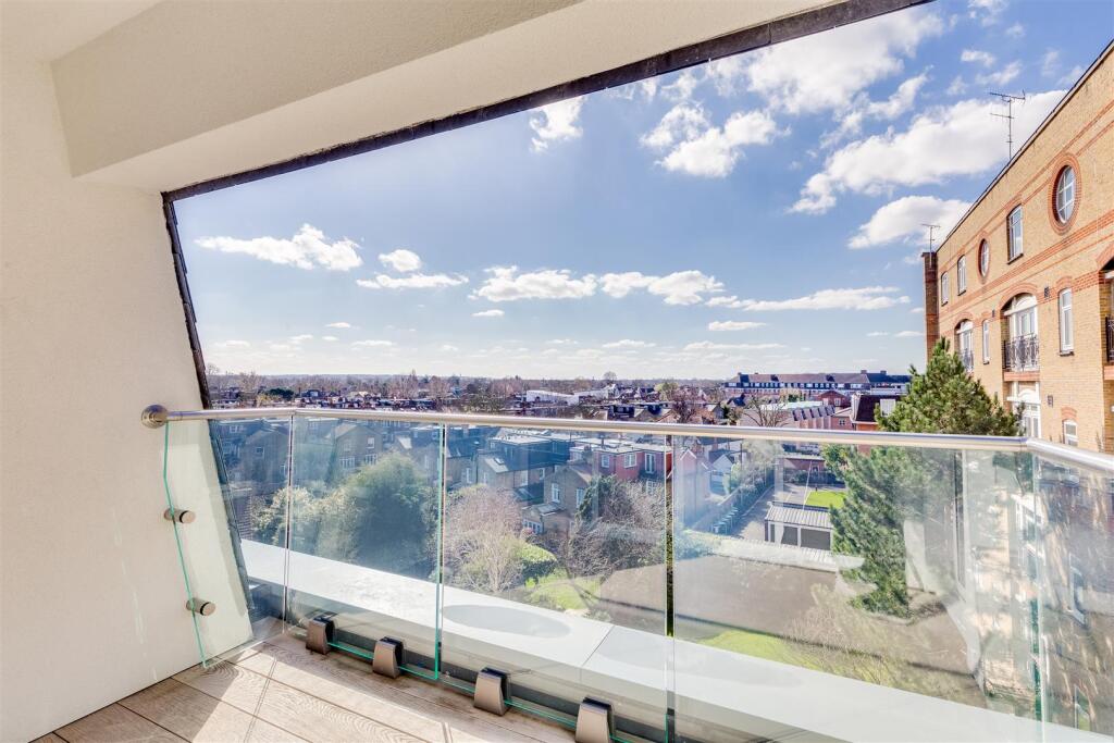 3 bed 1st Floor Flat for rent in Chiswick. From Whitman and Co.