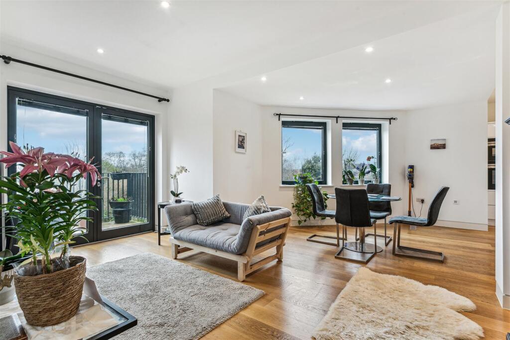 2 bed 1st Floor Flat for rent in London. From Whitman and Co.