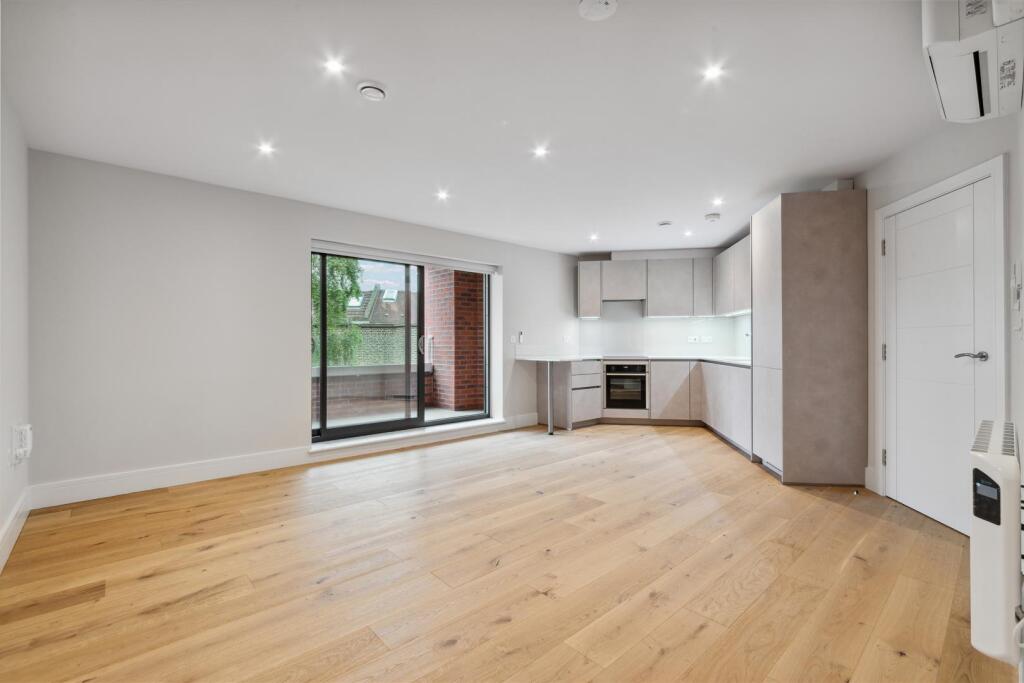 2 bed 1st Floor Flat for rent in Chiswick. From Whitman and Co.