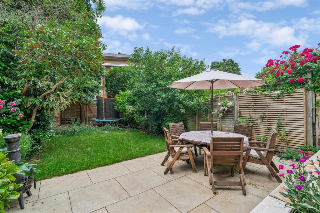 4 bed 1st Floor Flat for rent in Chiswick. From Whitman and Co.