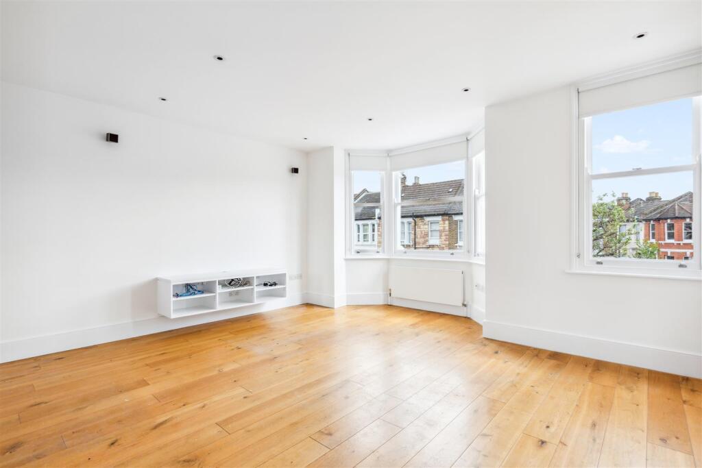 3 bed 1st Floor Flat for rent in Hammersmith. From Whitman and Co.