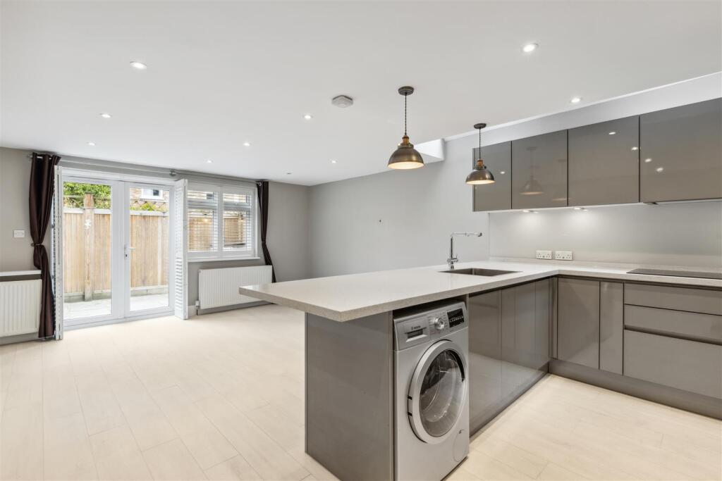 2 bed 1st Floor Flat for rent in London. From Whitman and Co.