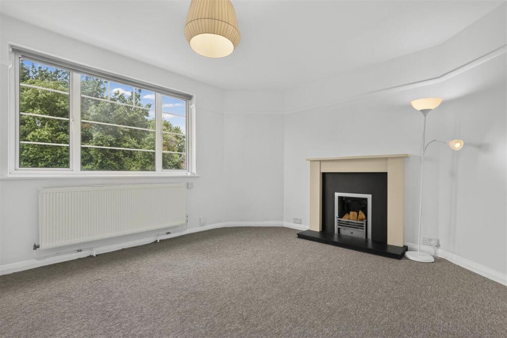 3 bed 1st Floor Flat for rent in London. From Whitman and Co. 3 bed 1st Floor Flat for rent in London. From Whitman and Co.