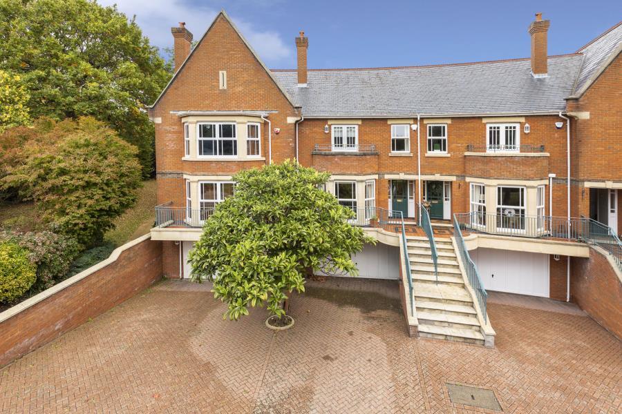 5 bed Town House for rent in Virginia Water. From Buckinghams - Virginia Water