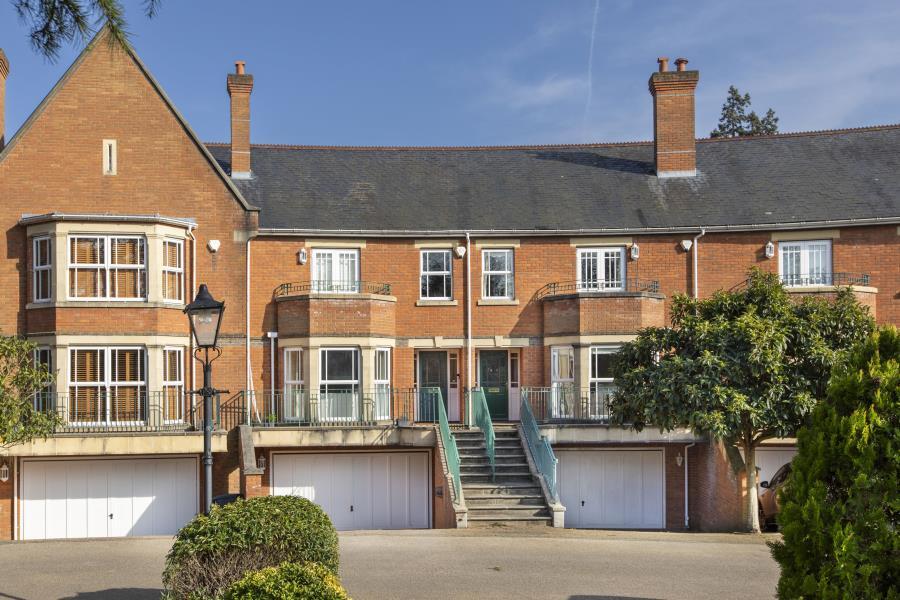 5 bed Town House for rent in Virginia Water. From Buckinghams - Virginia Water