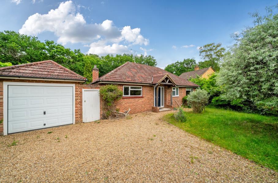 3 bed Bungalow for rent in Trumps Green. From Buckinghams - Virginia Water