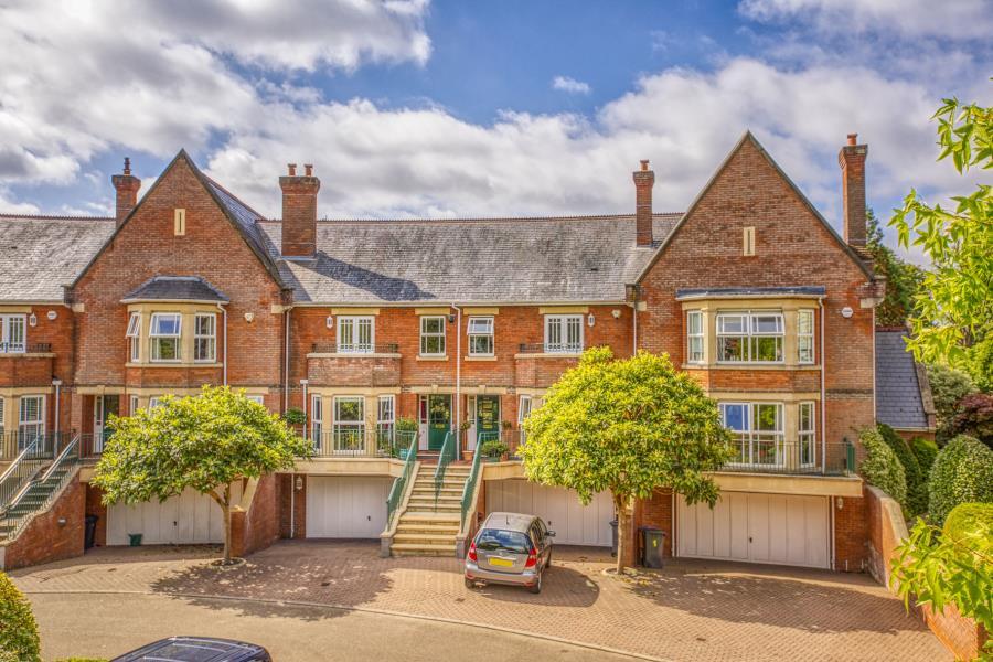 5 bed Town House for rent in Virginia Water. From Buckinghams - Virginia Water