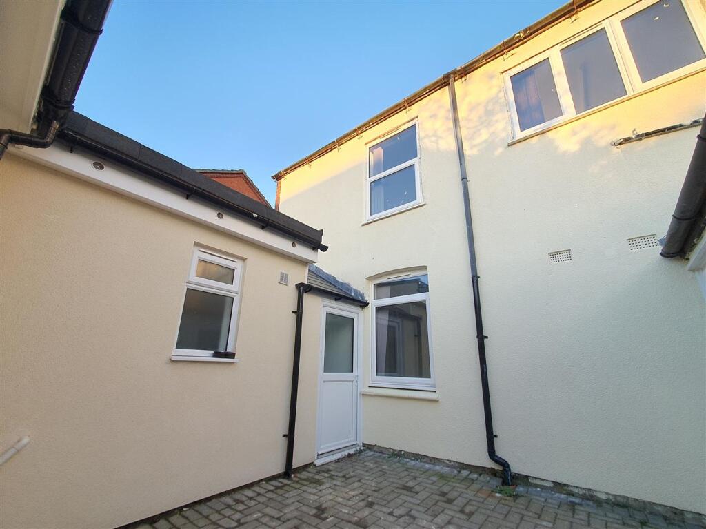 2 bed 1st Floor Flat for rent in Coalville. From Sinclair Estate Agents - Shepshed