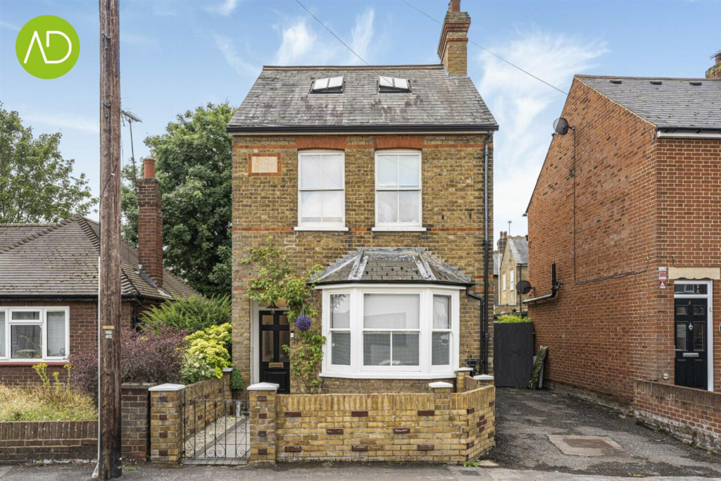 4 bed Detached for rent in Hoddesdon. From Anthony Davies - Hoddesdon