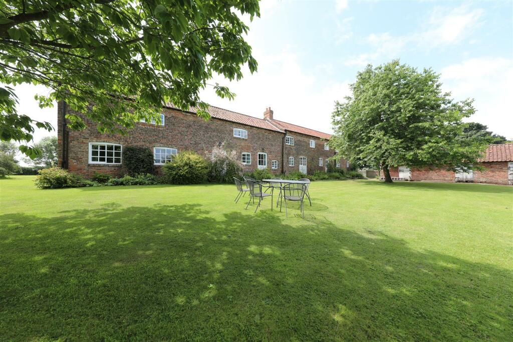 6 bed Detached for rent in Hull. From Symonds & Greenham - Hull