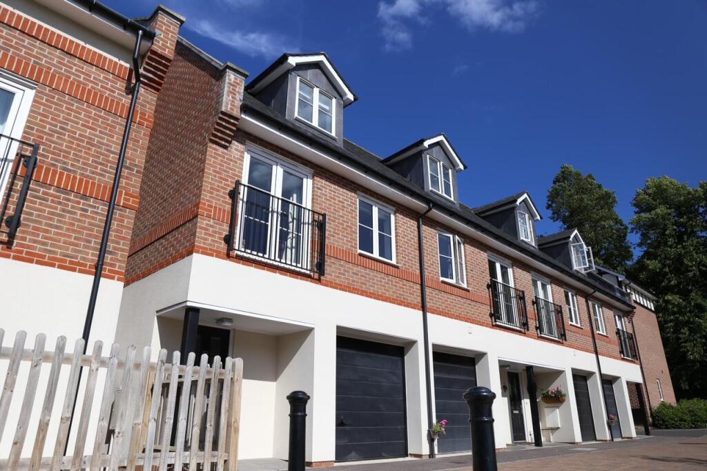 3 bed Detached for rent in Guildford. From Howard Morley & Sons - Guildford