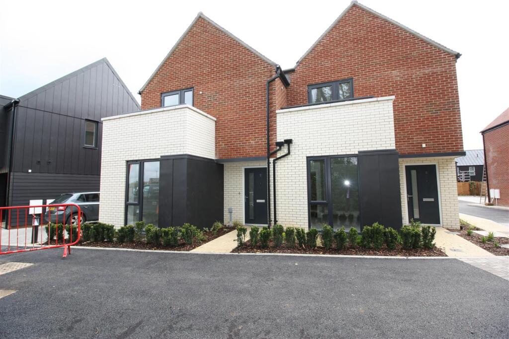2 bed Apartment for rent in . From Howard Morley & Sons - Guildford