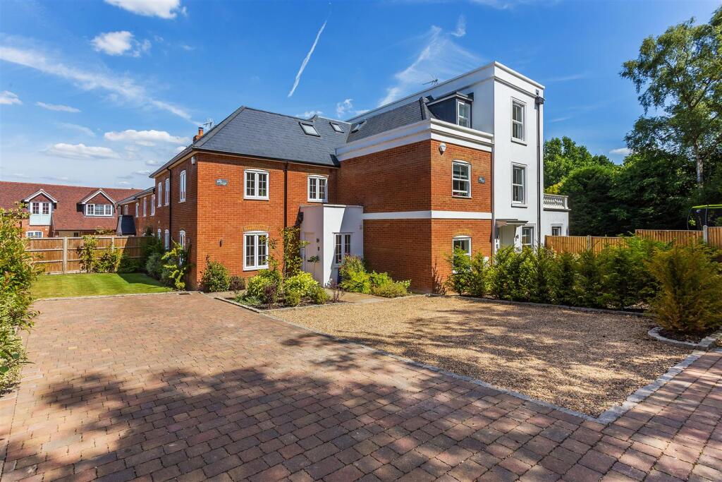 4 bed Detached for rent in Jacobs Well. From Howard Morley & Sons - Guildford 4 bed Detached for rent in Jacobs Well. From Howard Morley & Sons - Guildford