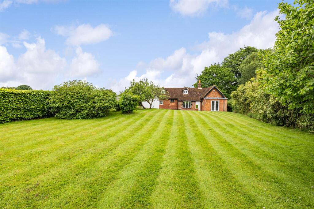 3 bed Detached for rent in Wonersh. From Howard Morley & Sons - Guildford 3 bed Detached for rent in Wonersh. From Howard Morley & Sons - Guildford