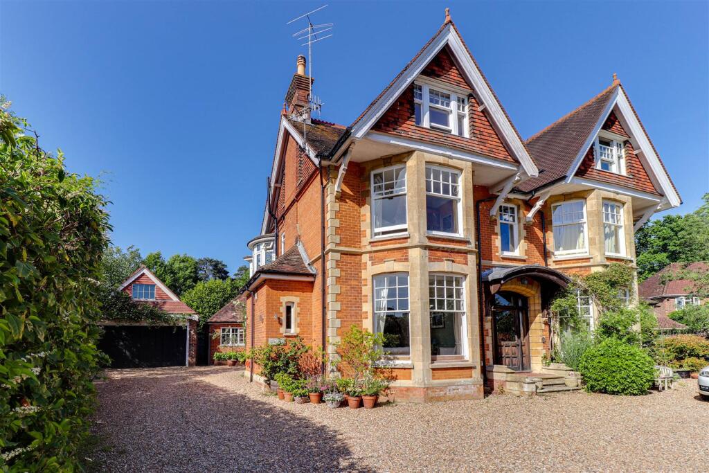4 bed Detached for rent in Elmbridge Village. From Howard Morley & Sons - Guildford 4 bed Detached for rent in Elmbridge Village. From Howard Morley & Sons - Guildford