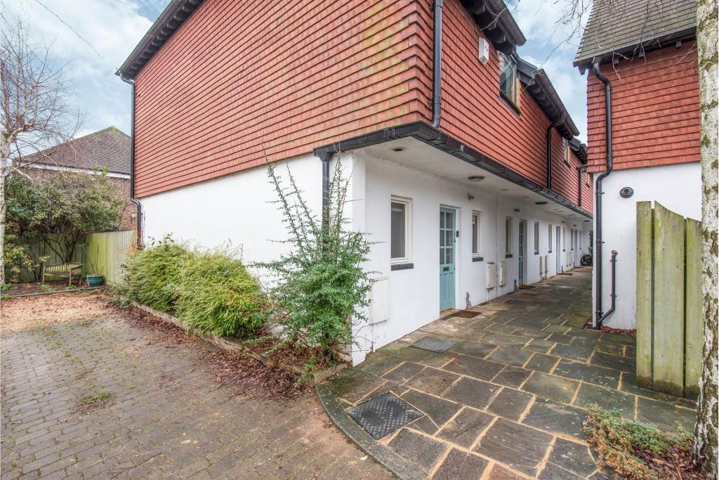 3 bed Detached for rent in Guildford. From Howard Morley & Sons - Guildford