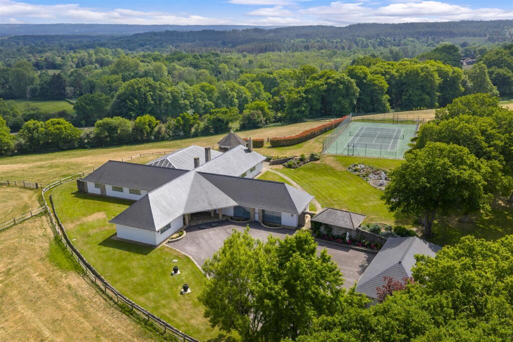 5 bed Detached for rent in Farnham. From Howard Morley & Sons - Guildford 5 bed Detached for rent in Farnham. From Howard Morley & Sons - Guildford