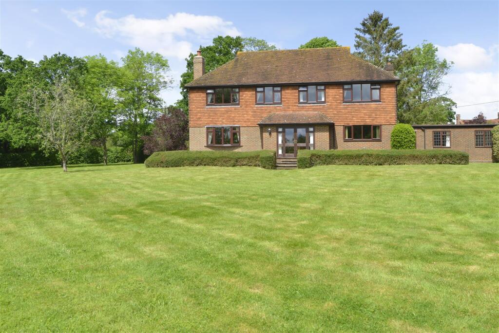 4 bed Detached for rent in Loxwood. From Howard Morley & Sons - Guildford 4 bed Detached for rent in Loxwood. From Howard Morley & Sons - Guildford