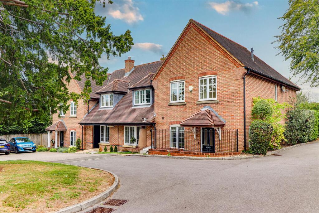3 bed Detached for rent in Guildford. From Howard Morley & Sons - Guildford 3 bed Detached for rent in Guildford. From Howard Morley & Sons - Guildford