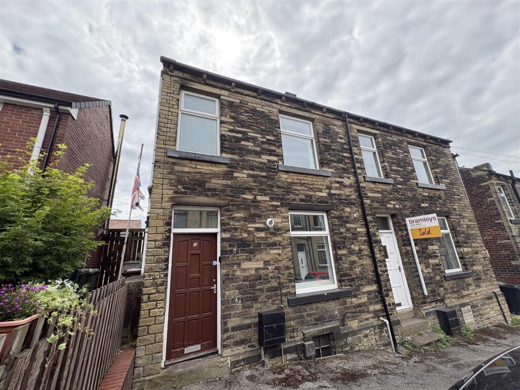 2 bed End of Terrace for rent in Liversedge. From Local Properties Estate Agents - Birstall
