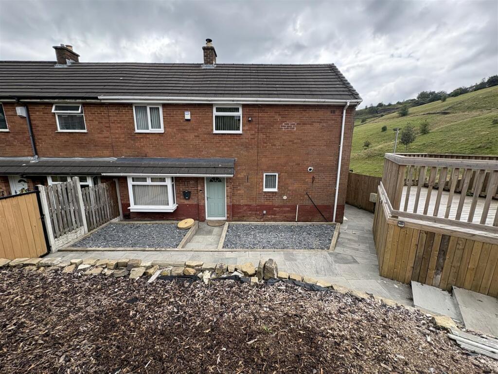 4 bed Town House for rent in Halifax. From Local Properties Estate Agents - Birstall 4 bed Town House for rent in Halifax. From Local Properties Estate Agents - Birstall
