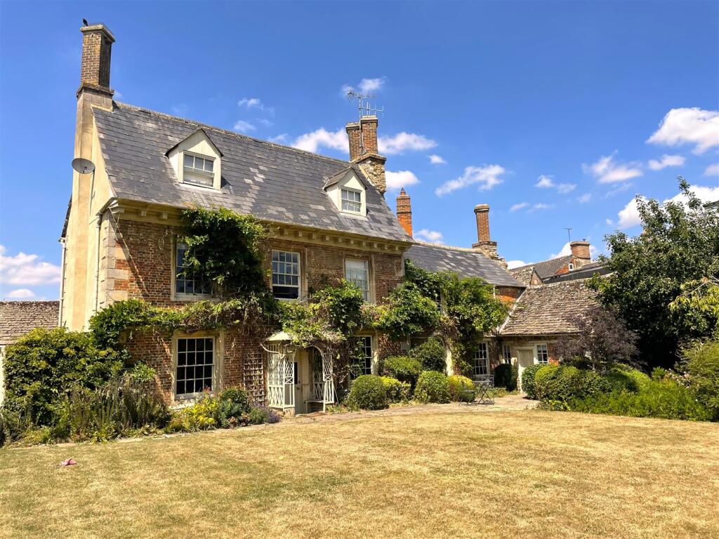 6 bed Town House for rent in Lechlade-on-Thames. From Butler Sherborn - Burford