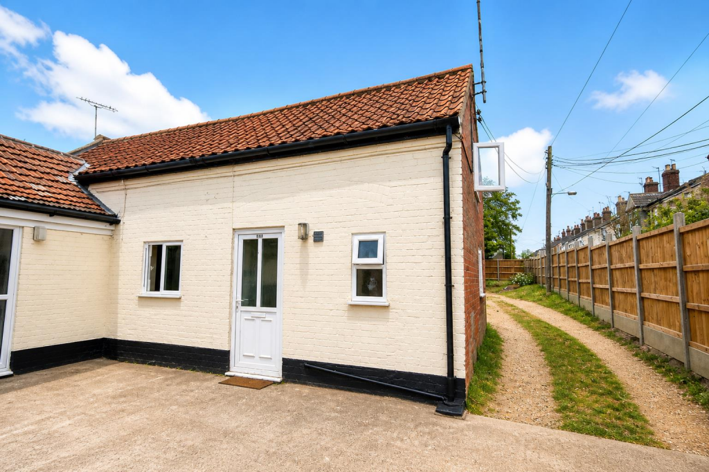 2 bed 1st Floor Flat for rent in Swaffham. From Parsons & Co - Dereham