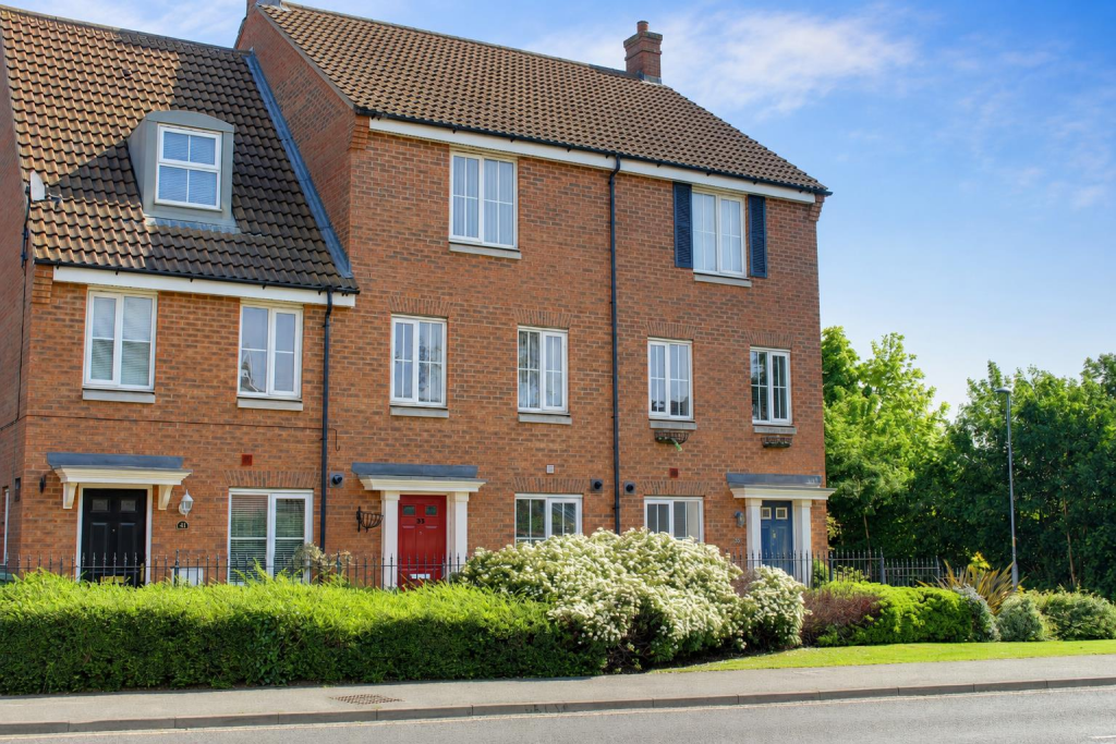 4 bed Mid Terraced House for rent in Dereham. From Parsons & Co - Dereham 4 bed Mid Terraced House for rent in Dereham. From Parsons & Co - Dereham