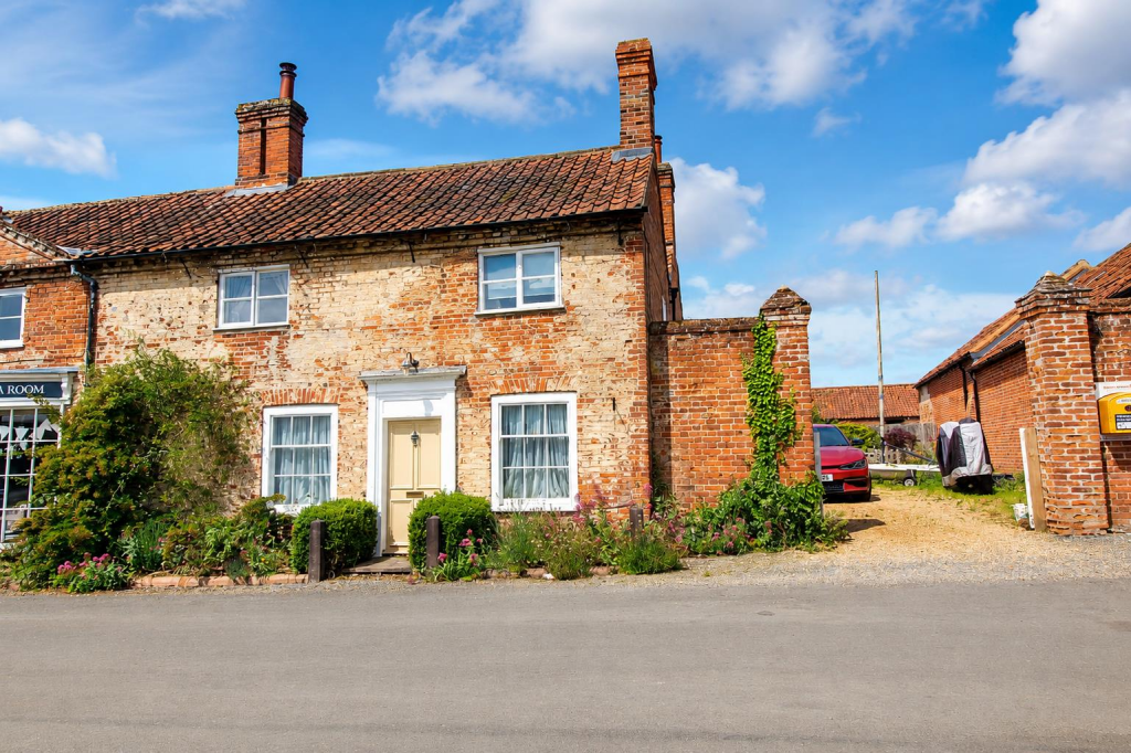 3 bed End of Terrace for rent in Corpusty. From Parsons & Co - Reepham 3 bed End of Terrace for rent in Corpusty. From Parsons & Co - Reepham