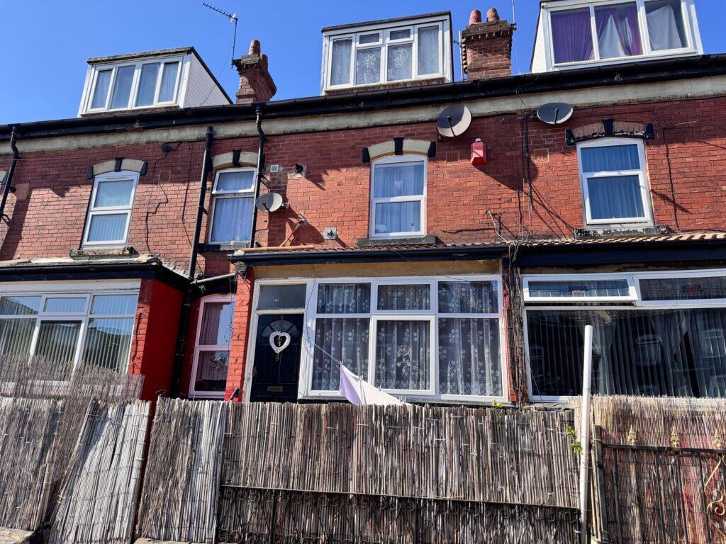 2 bed Mid Terraced House for rent in Leeds. From Ritz Properties - Leeds