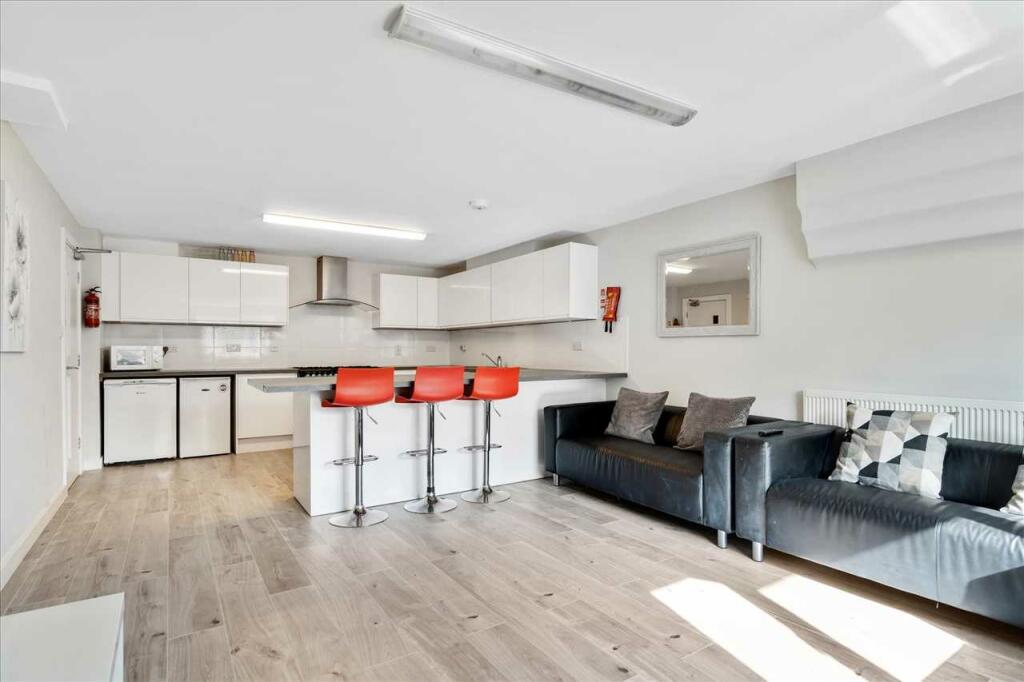 6 bed Mid Terraced House for rent in Plymouth. From Student Choice Plymouth - Plymouth