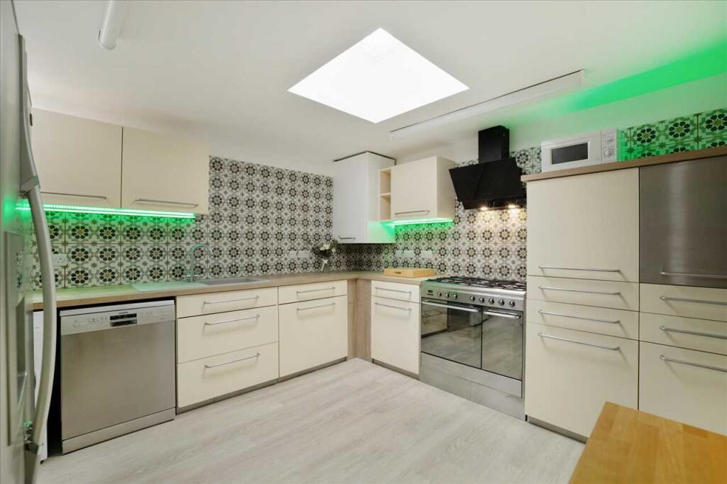 5 bed Mid Terraced House for rent in Plymouth. From Student Choice Plymouth - Plymouth