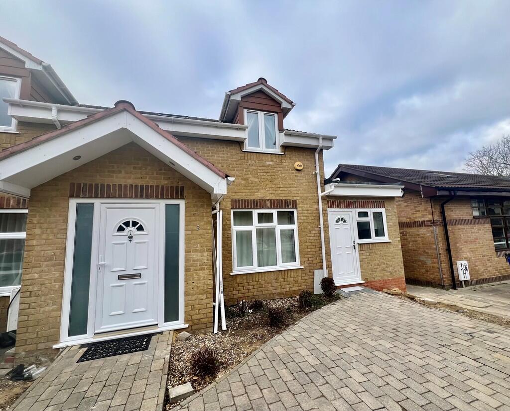 4 bed Studio for rent in Harrow. From Andrew Pearce - Pinner