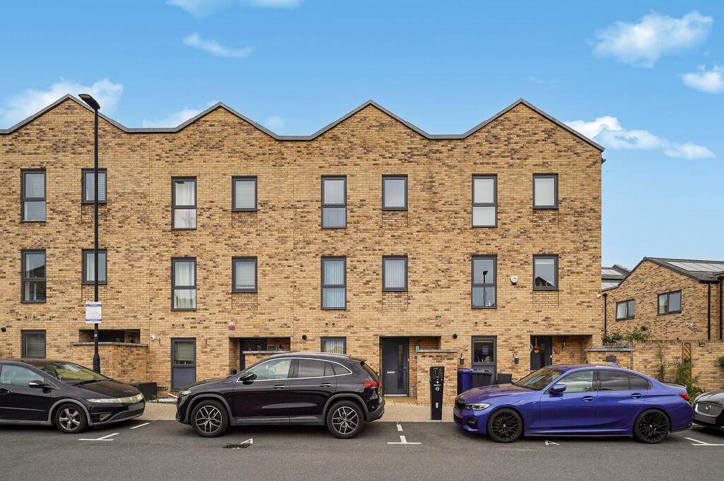 4 bed Mid Terraced House for rent in Pinner. From Andrew Pearce - Pinner