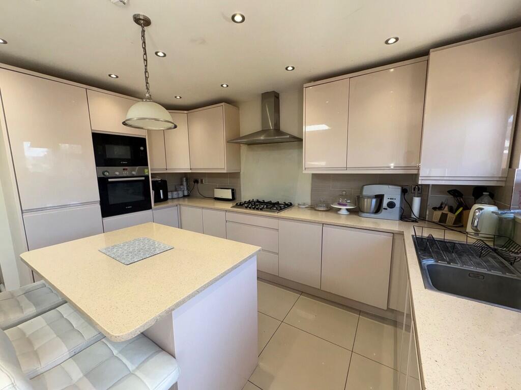 3 bed Mid Terraced House for rent in Northolt. From Andrew Pearce - Pinner
