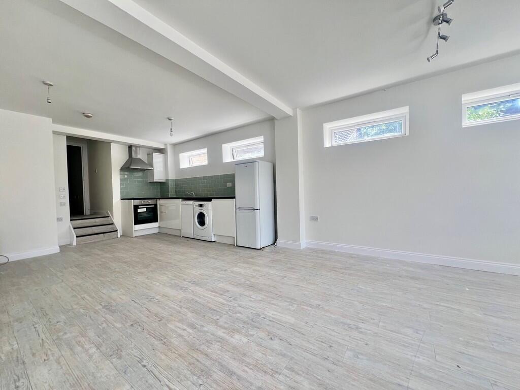 2 bed Apartment for rent in Harrow. From Andrew Pearce - Pinner