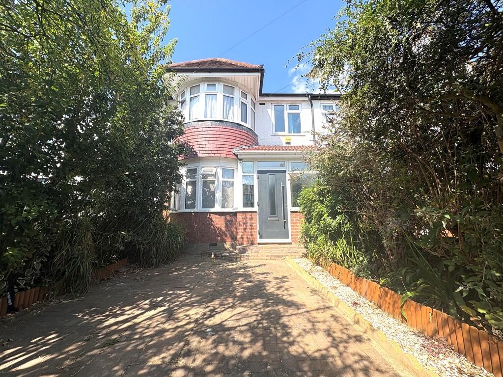 4 bed Mid Terraced House for rent in Pinner. From Andrew Pearce - Pinner