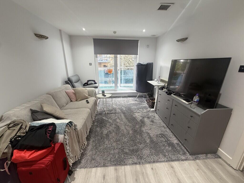 2 bed Apartment for rent in Harrow. From Andrew Pearce - Pinner