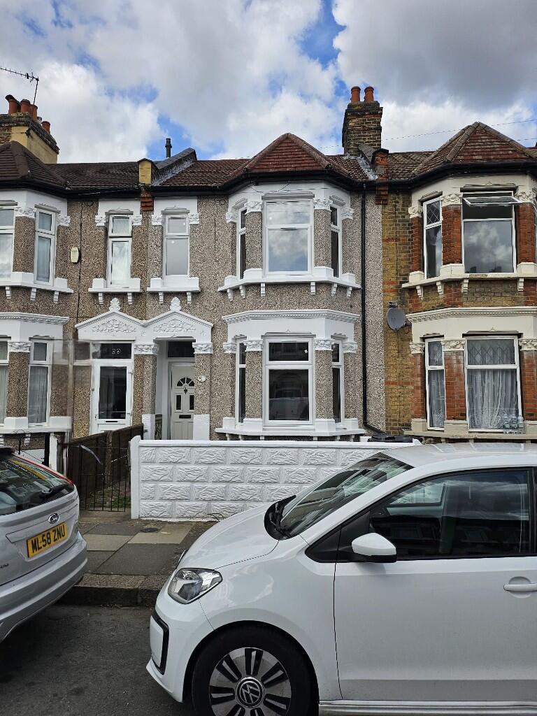 4 bed Mid Terraced House for rent in London. From Orange Square - London