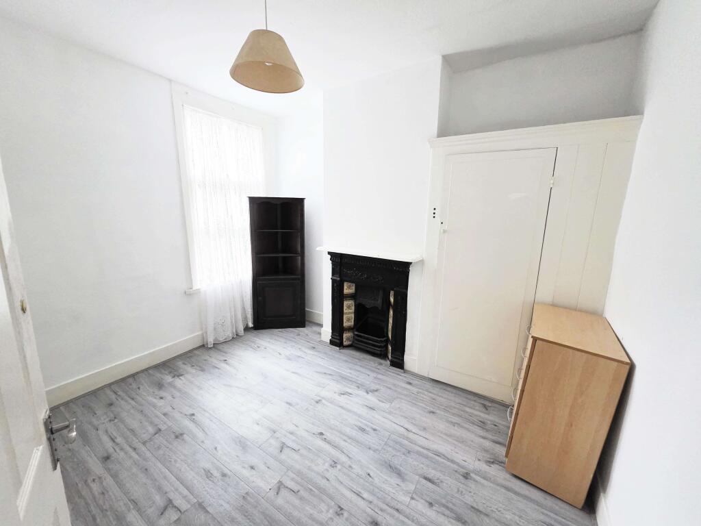 4 bed Mid Terraced House for rent in Ilford. From Orange Square - London